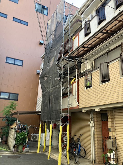 東大阪市屋根葺替え工事の作業前・雨が結露が両隣の間の屋根から路地側とベランダ付近に落ちてくる悩みを解消